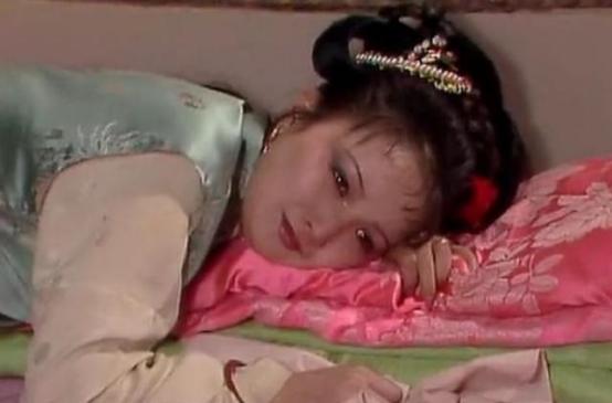 古代的通房丫鬟，其实就是主子行房时候的工具，一整晚都得守在床边，主子需要时，得赶