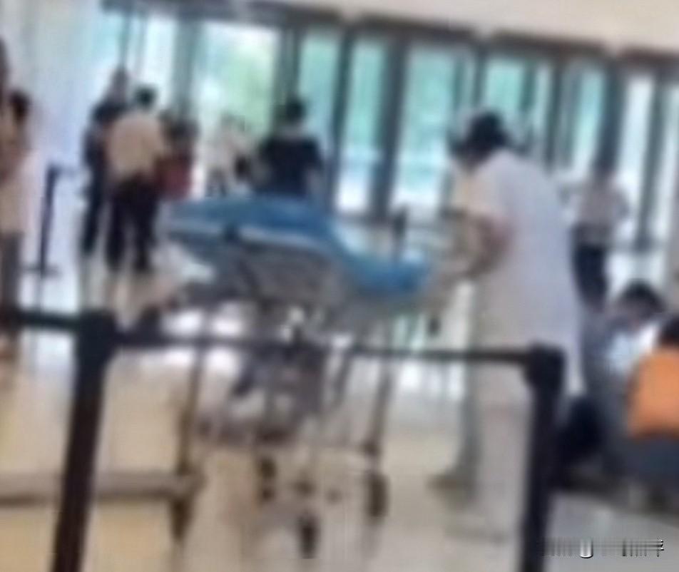 女童在商场攀岩却意外坠落致死，那么到底谁该为女孩的死负责？7月30日在广东肇庆，