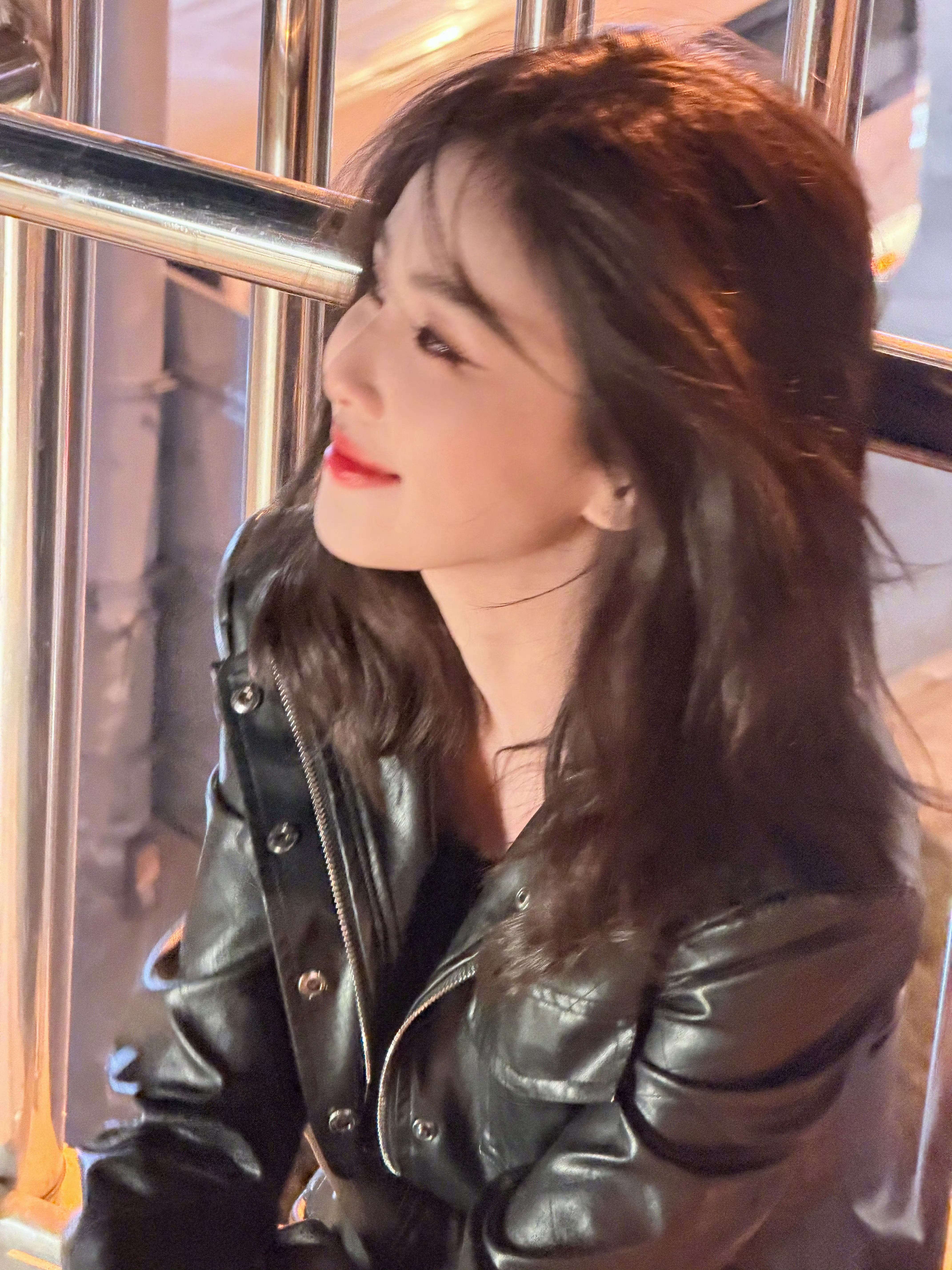 白鹿 街头皮衣随拍白鹿冷帽皮衣造型 白鹿冷帽皮衣街头随拍帅我一脸，霓虹夜色里又酷