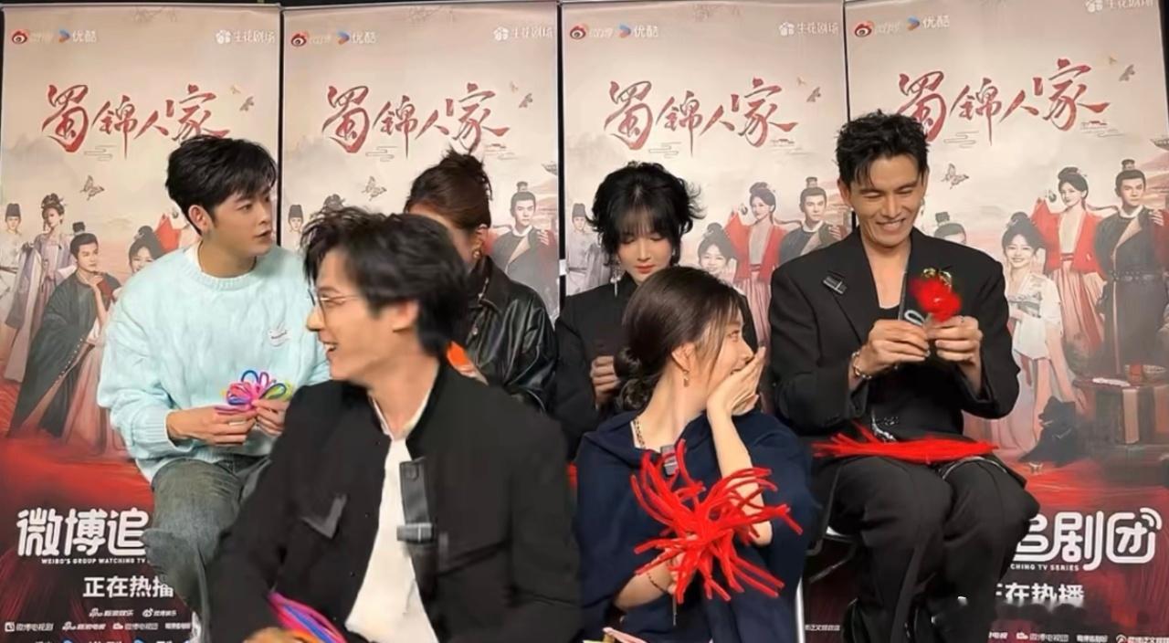 谭松韵玩扭扭棒  蜀锦人家直播现场，谭松韵玩扭扭棒画风清奇，别人有型她“失控”，