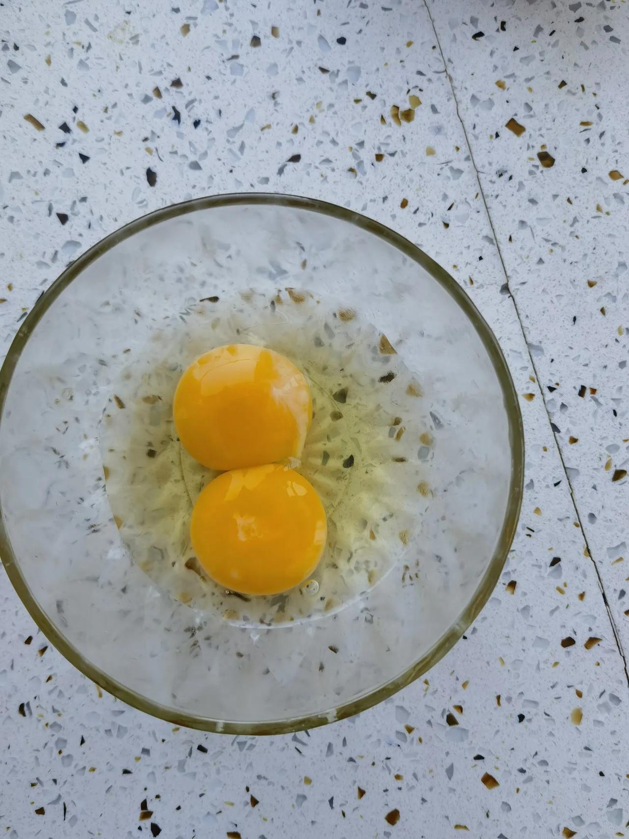 给孩子做饭时，打到一个双黄蛋，示意今天会有好运么？有没有好运不知道，只要学车时教