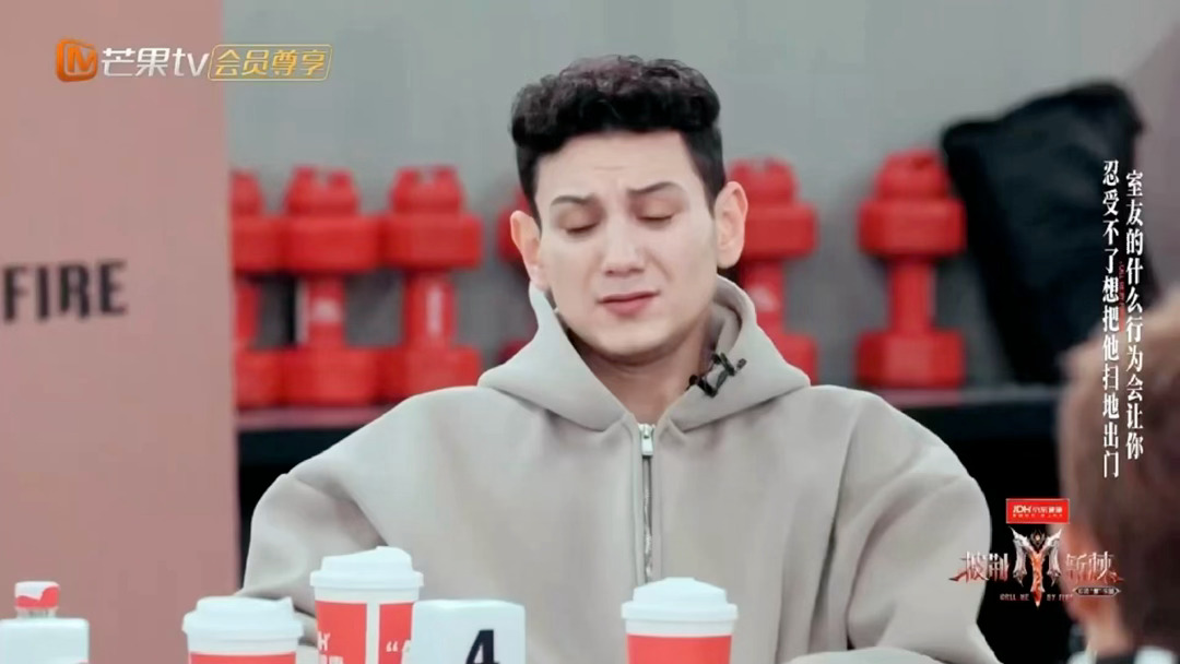 艾热凌晨三点半睡觉嫌太早披荆斩棘谁被艾热的作息狠狠震撼到，别人熬夜都叫苦不迭，艾