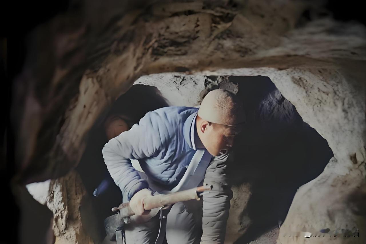 这张摄于1944年冀中地道的照片，捕捉到两名游击队员在地道交叉口快速穿梭的瞬间。