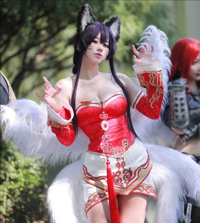 可恶 乱我李哥道心？Faker顶级美女粉丝Cos阿狸为T1应援！Faker的粉丝