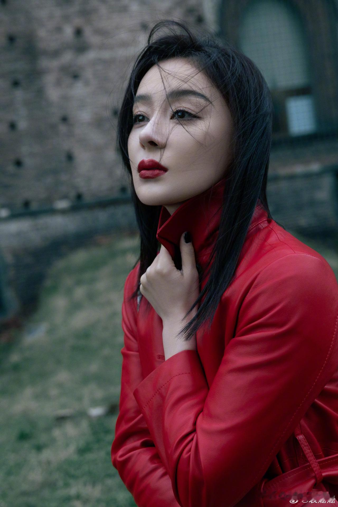 袁姗姗又来美貌鲨人啦！一袭红裙又美又飒，网友直呼“美炸了”。

2月25日，袁姗