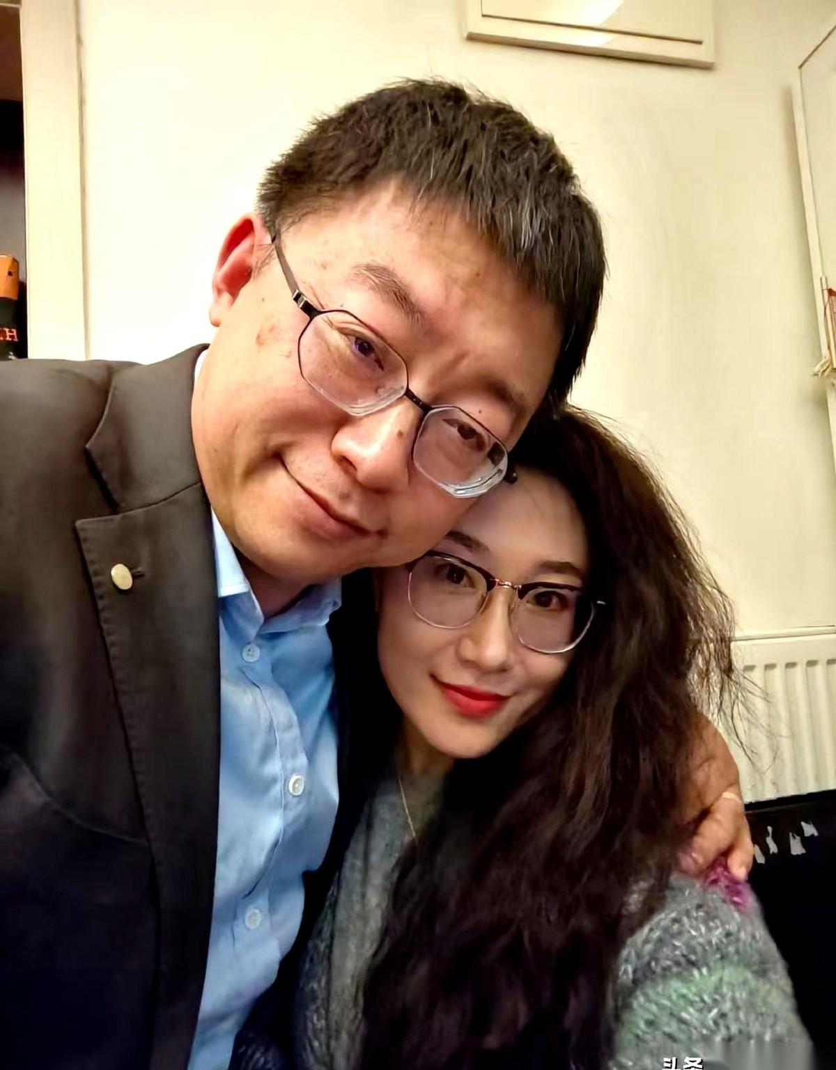 沈逸和他太太，算是把那套“学者就该不苟言笑”的潜规则，给撕了个粉碎。
前脚看他还