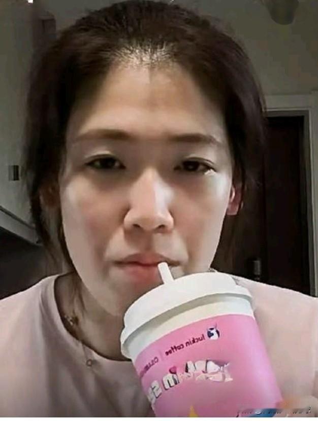 李盈莹直播答疑，是出于自愿还是官方授意？

5月20日，李盈莹在抖音开启直播，吸