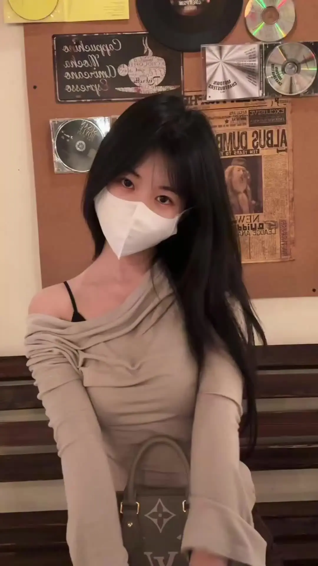 害羞的小姑娘