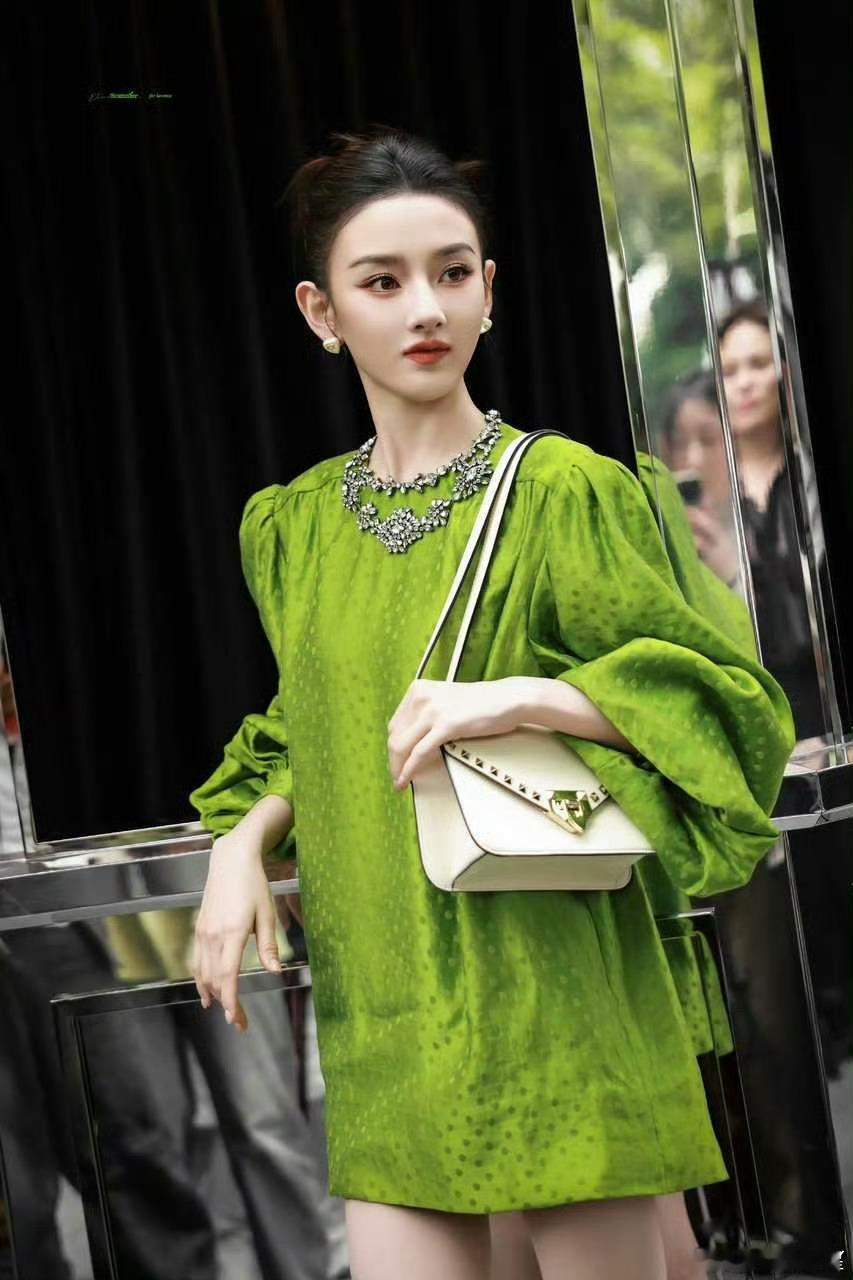 业内实锤！宋祖儿这身Valentino绿裙大中华区全面断货，门店全线无货，恐怖时