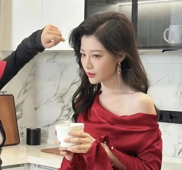 吴沚默近况
 
有着“TVB才女”之称的吴沚默，现阶段开启香港、横店双城奔波的事