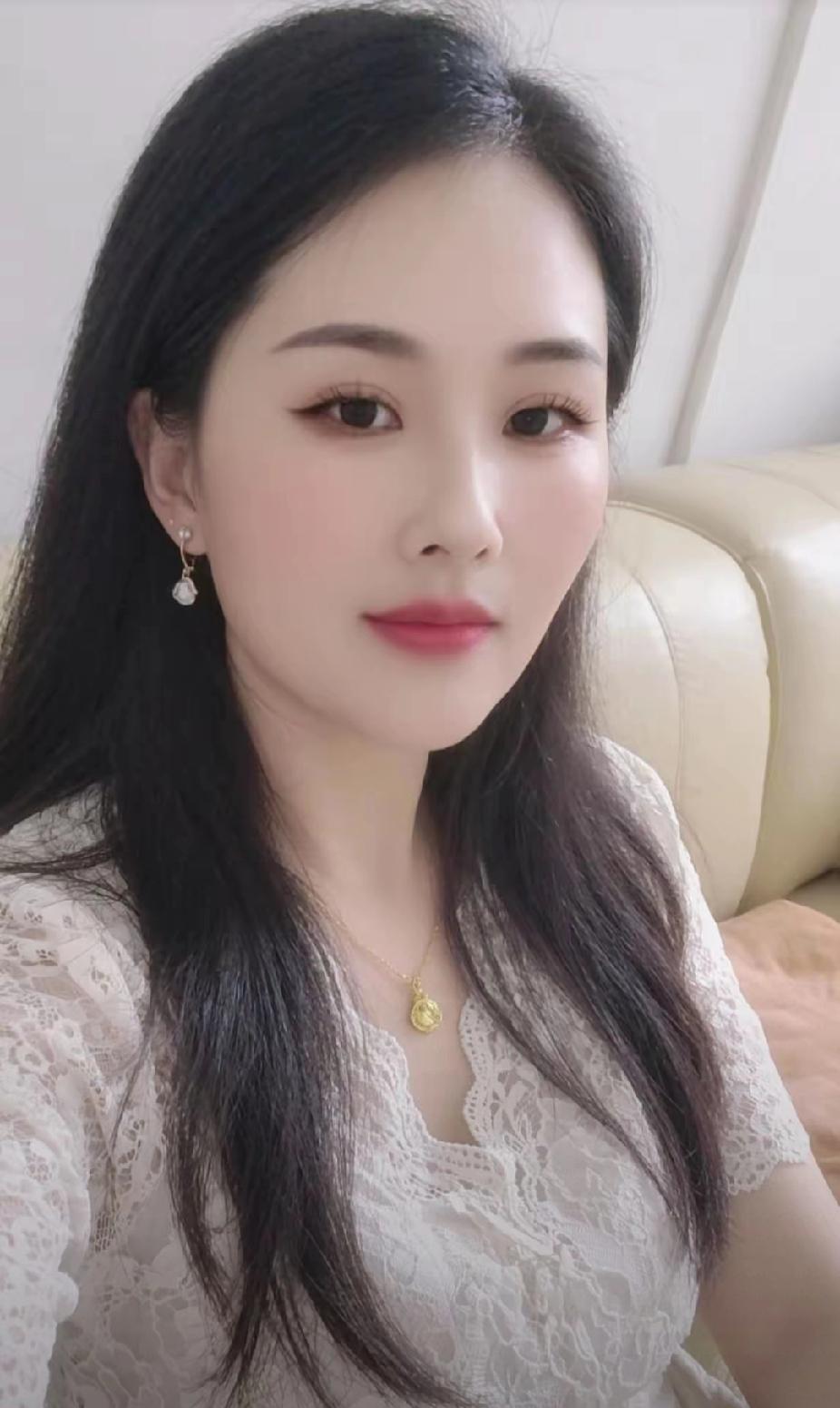 温柔甜美的日常穿搭，蕾丝白裙搭配精致耳环，尽显优雅气质。