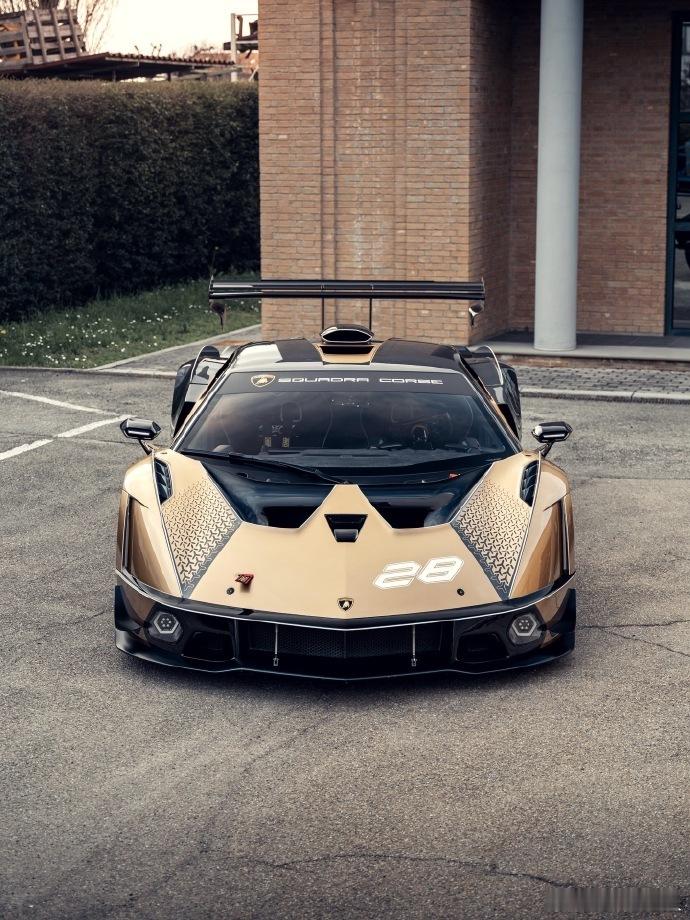 纯粹赛道利器兰博基尼 Essenza SCV12。Squadra Corse 打