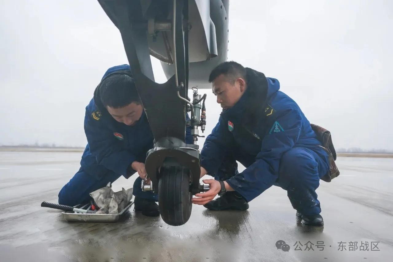 直-19轻型武装直升机前起落架细节！