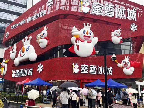 蜜雪冰城的低价策略正处于现制饮品价格竞争中心。柠檬水、冰淇淋和奶茶频繁通过团购券