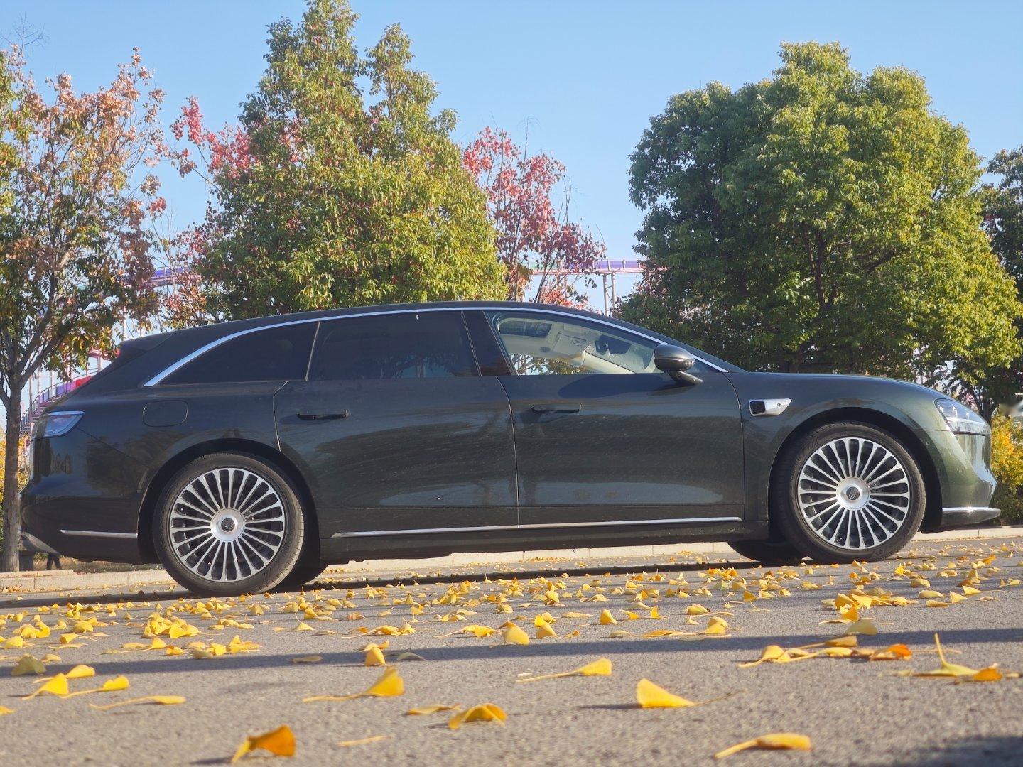 享界S9T，不仅后排有小桌板，前排也可以当小桌板使用，这种设计不仅好看，而且实用