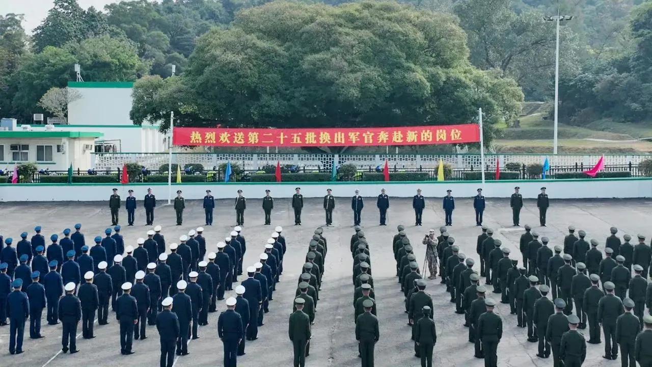 根据《驻军法》规定，驻港部队一部分陆海空军官，今天离港返回内地。这是香港回归以来