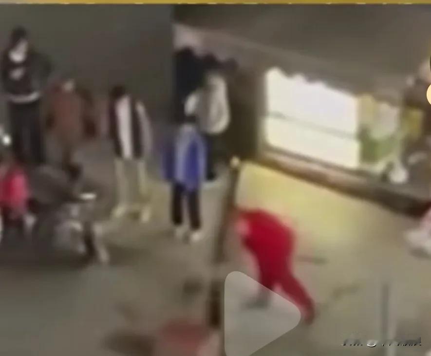 一男子在大街上虐待狗狗，把狗狗高高提起重重摔在坚硬的水坭地面上，见还没死上去连踩
