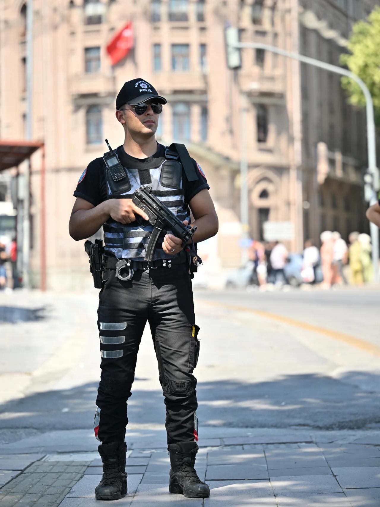 土耳其摩托车q骑警手持土耳其 MKEK 制造MP5K 9x19 毫米冲锋枪。