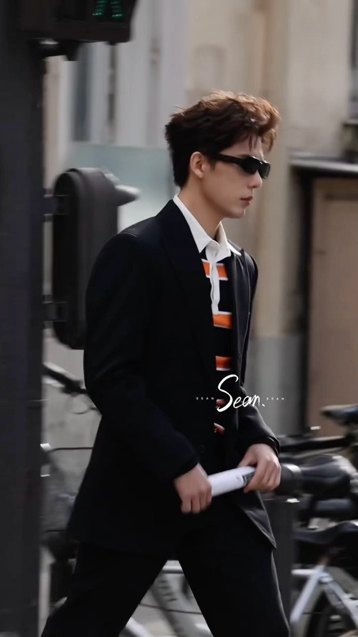 王安宇我在巴黎排队有点挤王安宇不像来看秀的像来收购的 步步踩在心巴上，王安宇以C