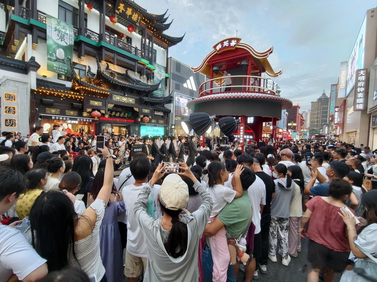 沈阳中街偶遇男团街头演出，吸引了好多人围观拍照！
 
晚上在沈阳中街溜达，远远就