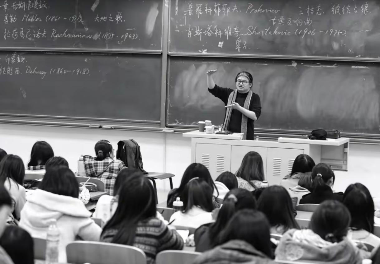 刘欢原本是在自己的母校国际关系学院当大学老师，后来因为跟学校的领导闹得不愉快，最