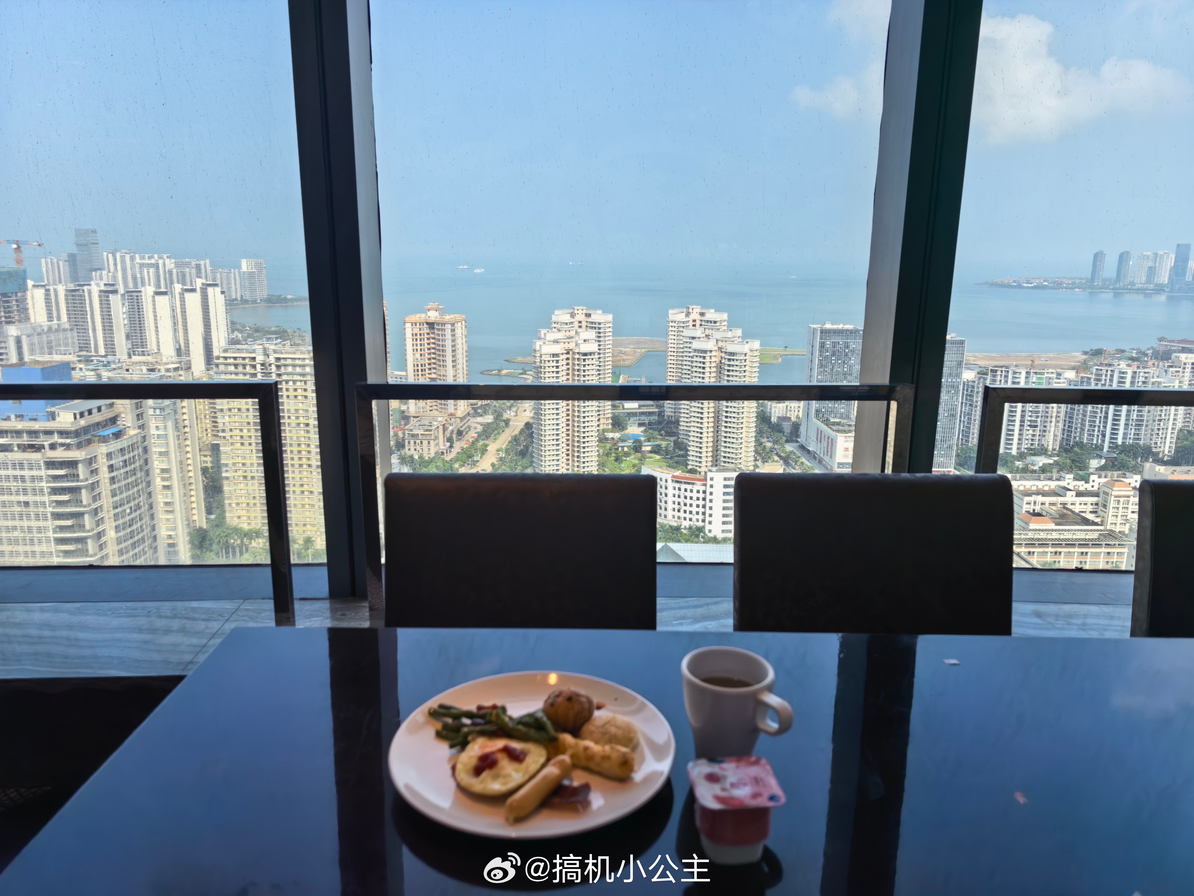 又吃上早餐了，包子放旁边了，因为觉得和景不搭[干饭人]  ​​​