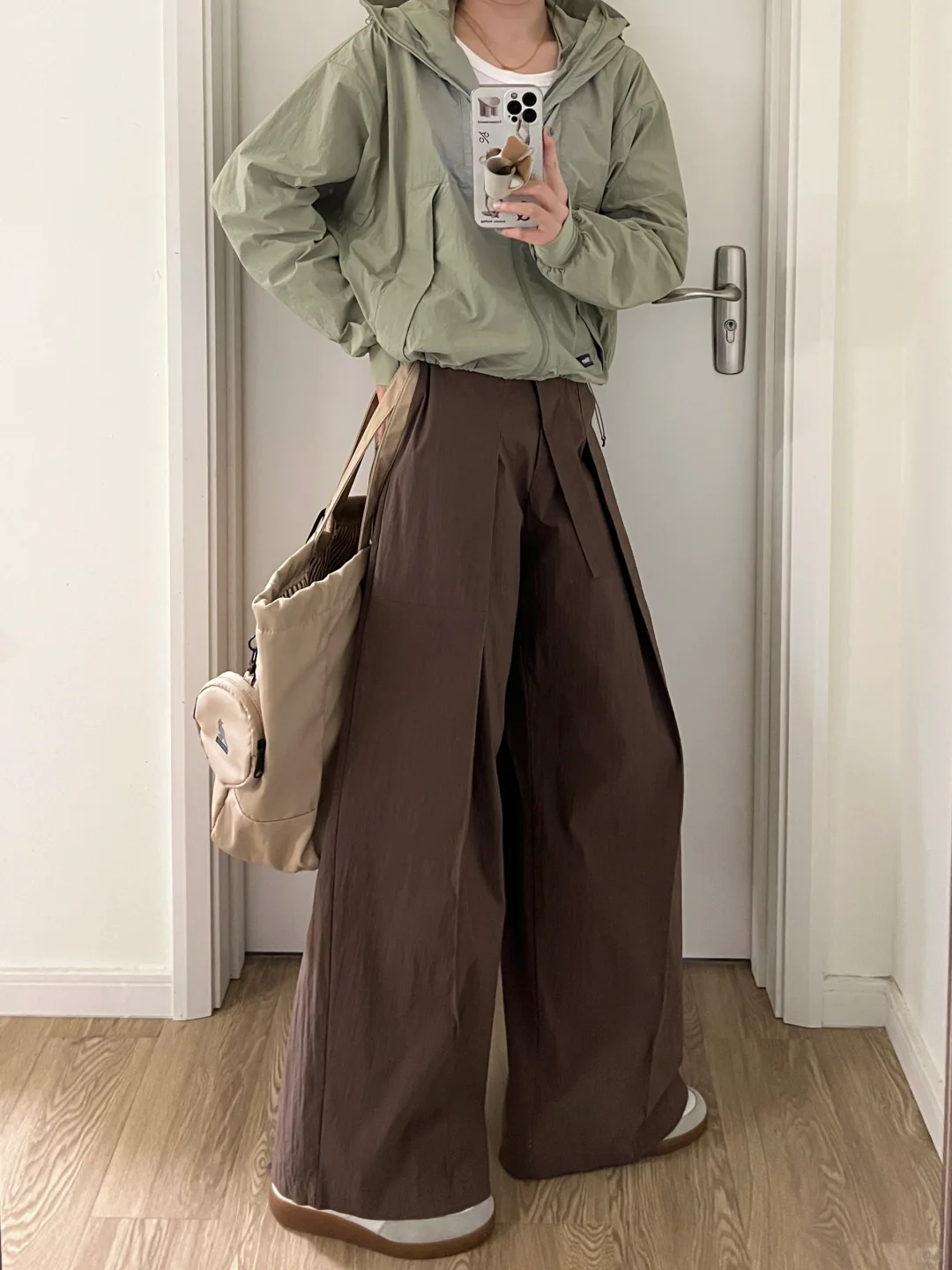 春夏休闲慵懒｜灰绿连帽防晒衣+复古咖阔腿裤