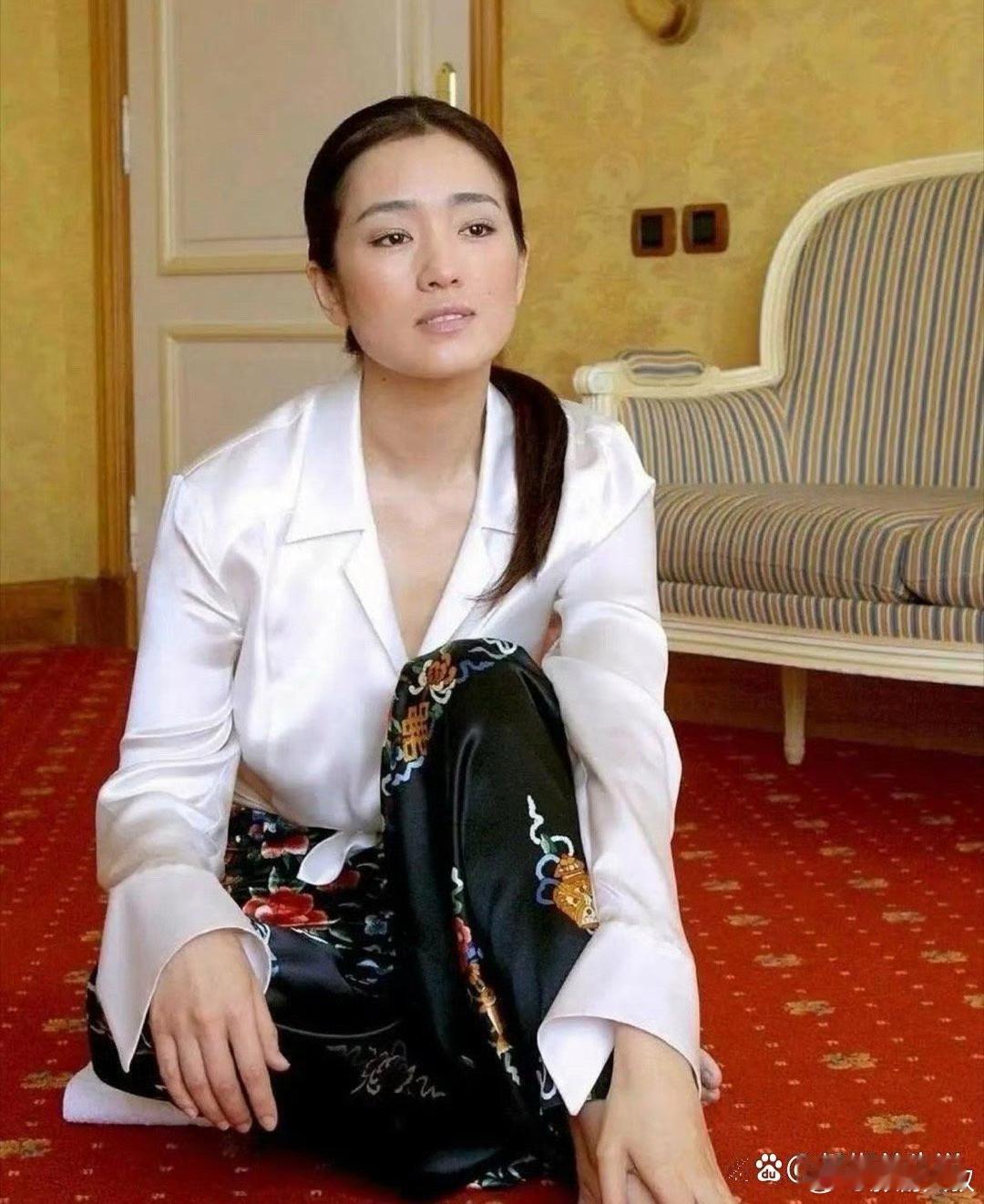 巩俐穿白色丝绸上衣，气质高级，简直太出众了！谁能想到一件上衣能让她如此惊艳 