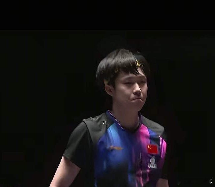 这小子夺冠，国乒队全体起立，他值得……是他，王楚钦拼到决赛拿下金牌，捍卫了祖国的