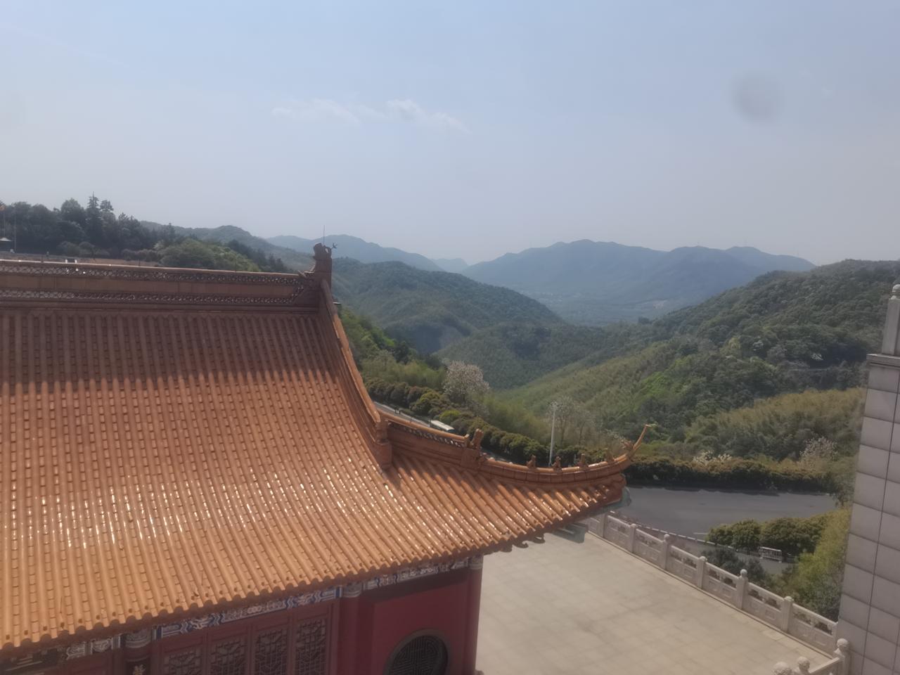 钱钟书说：“洗一个澡，看一朵花，吃一顿饭，假使你觉得快活，并非全因为澡洗得干净，