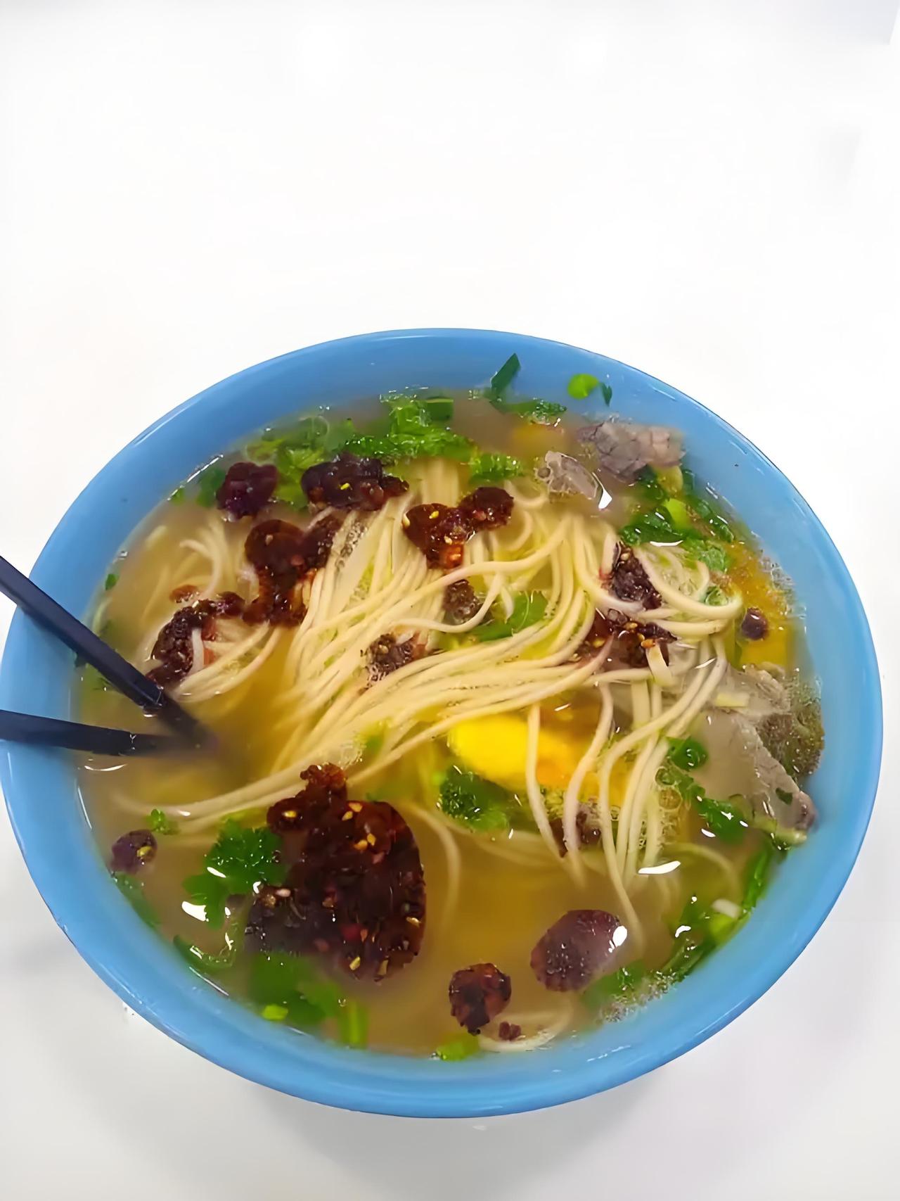 送完俩孩子到家
给自己煮了碗汤面
吸溜一口
驱散了一早上的寒气
 
当了三年全职