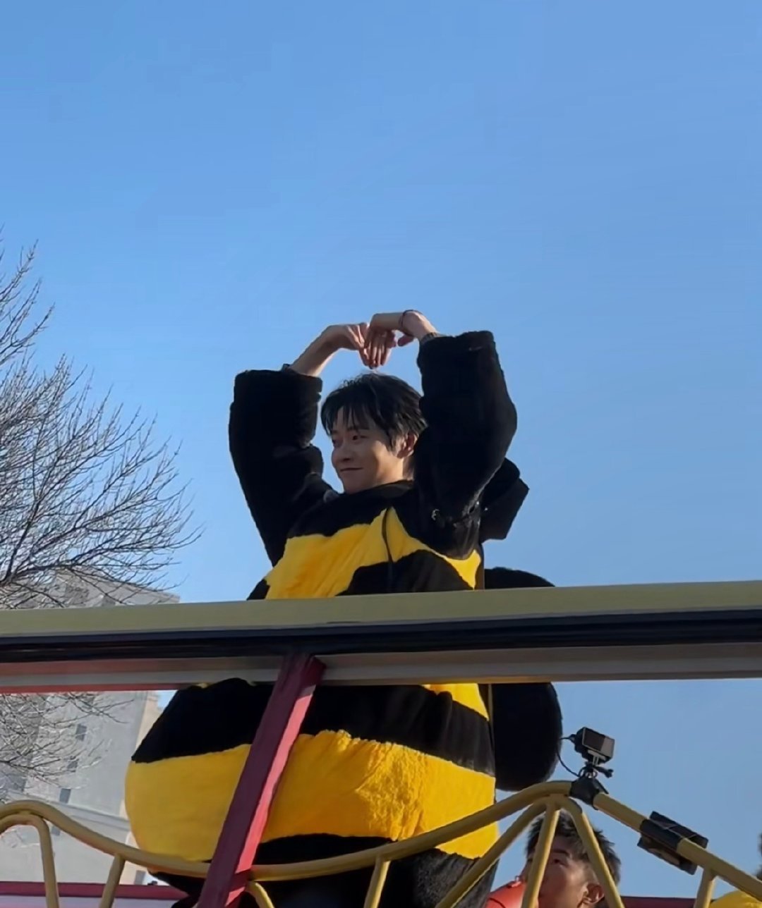 魏大勋比心好看徐志胜比心好笑魏大勋比心是颜艺担当，每个角度都像在拍画报，而我们志