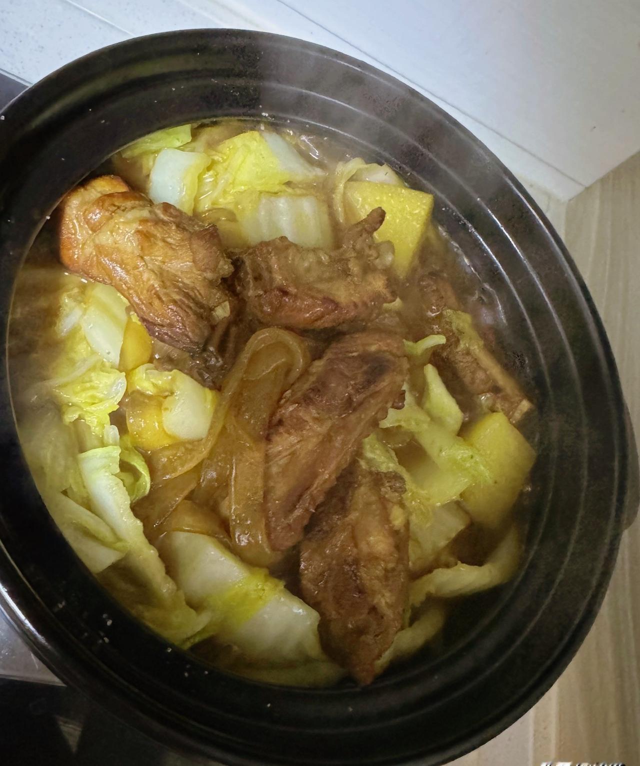 舅舅找对象瞒天过海，

老牛吃嫩草骗钱坑人，

银行卡里三万欠款成谜。

我那个