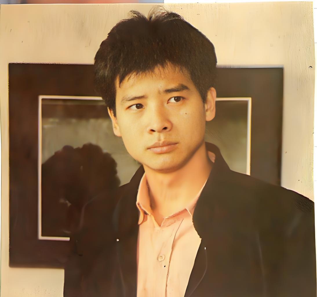 歌手杨庆煌，很多人一听《雪中情》就能立刻想起他。当年孟飞版《雪山飞狐》这首主题曲