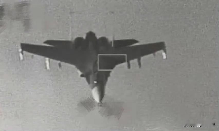 有点招笑了，台伪F-16被咬了6点，用狙击手吊舱向后拍，然后说：“我的倒车影像看