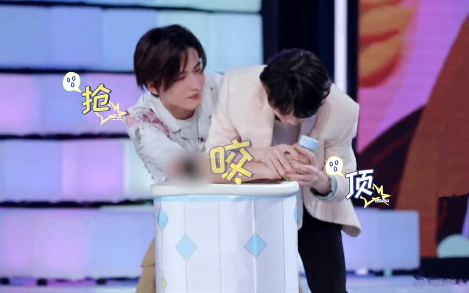 丁程鑫向张凌赫撒娇开始推理吧各个环节太有看点。黑灯游戏大家互相比拼拉扯，丁程宁被