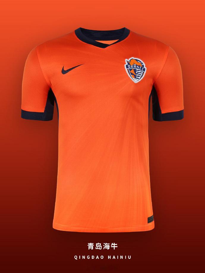新赛季中超“青岛双雄”的主场球衣，感觉挺好看的。不过，作为海滨城市，两件球衣似乎