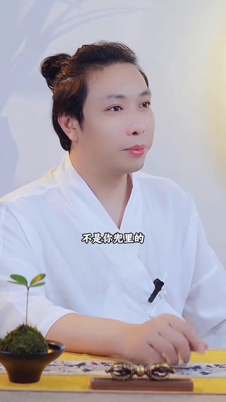 向内修行。
心不好，拜再多的佛都没用。人生最大的财富不是你兜里的钱，也不是你手里