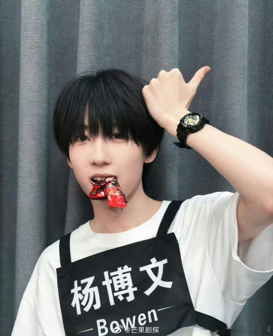 杨博文忙里偷闲杨博文头顶比赞 这个头顶比赞👍，谁教的 