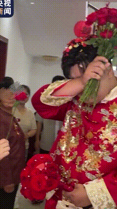 “这才是婚礼该有的样子！”近日，江苏连云港，新郎上门接亲，娘家人为新郎送上“一路