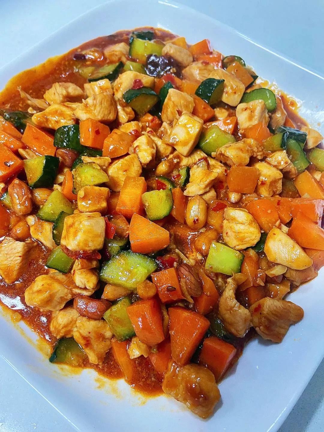 宫保鸡丁是川菜中的传统名菜，起源于清朝乾隆年间。这道菜的烹饪方法比较独特，选用鸡