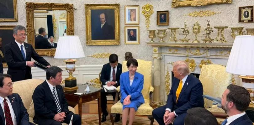 共同社报道，当地时间19日，正在华盛顿进行访问的日本首相高市早苗，在白宫与美国总