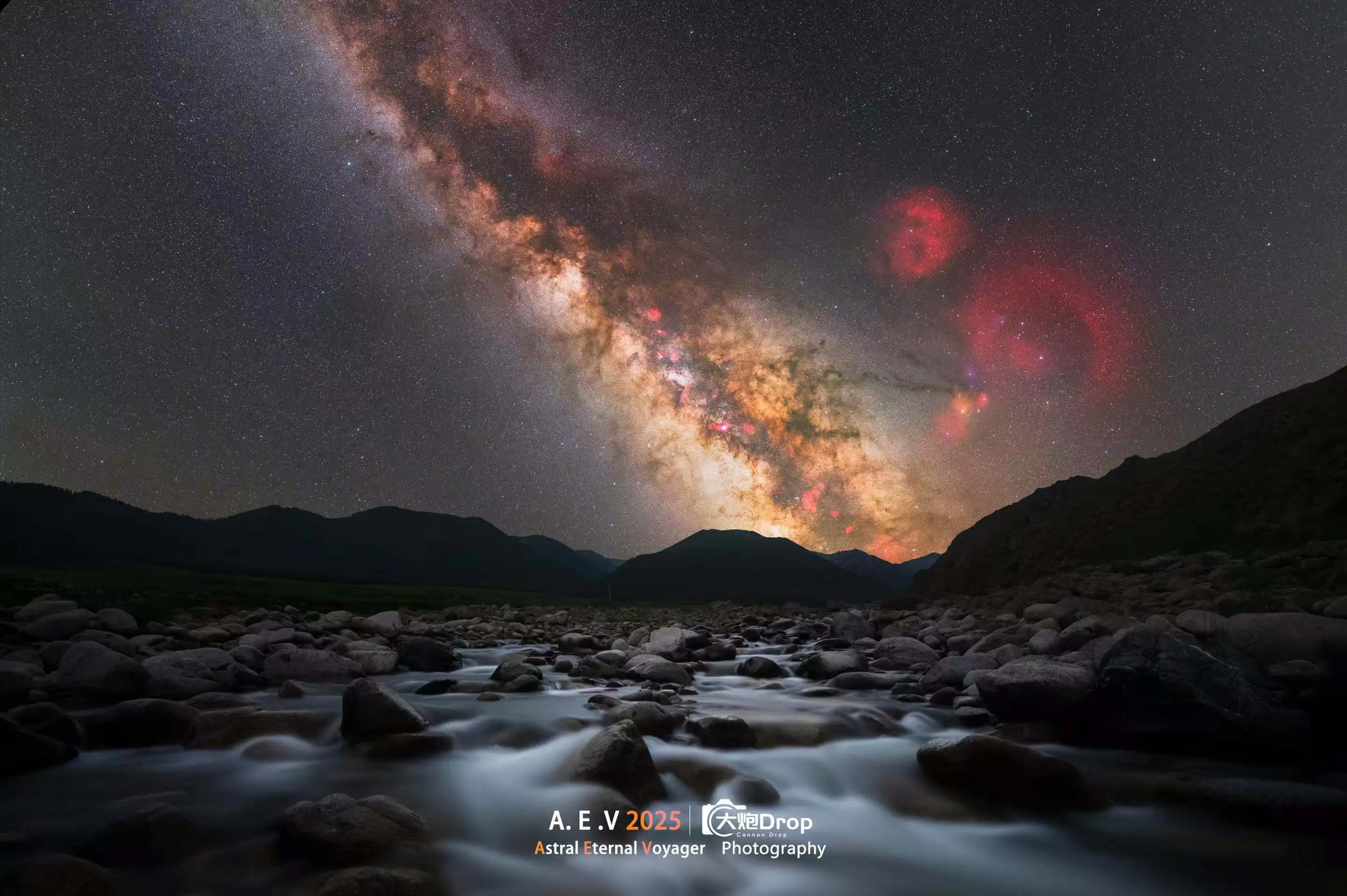 为了拍到这张星空作品，我和同伴差点被水冲走，在祁连山脉徒步到达拍摄，当...