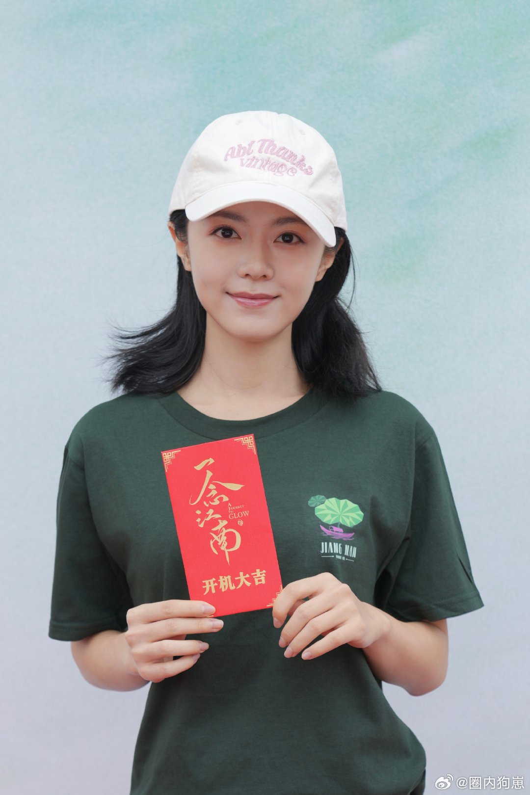 赵今麦这手臂线条谁能不被这条路透惊艳，手臂线条匀称有力，不是单薄的瘦，看得出来为