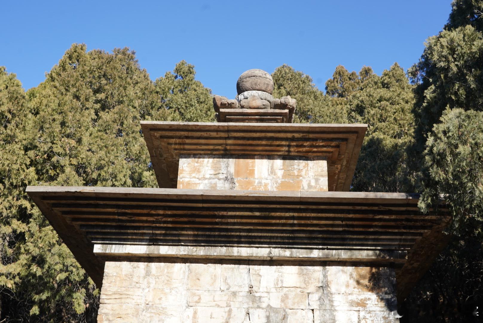 岽游记  灵岩寺内还有国内最大的石塔林，石塔最早为唐代建造 