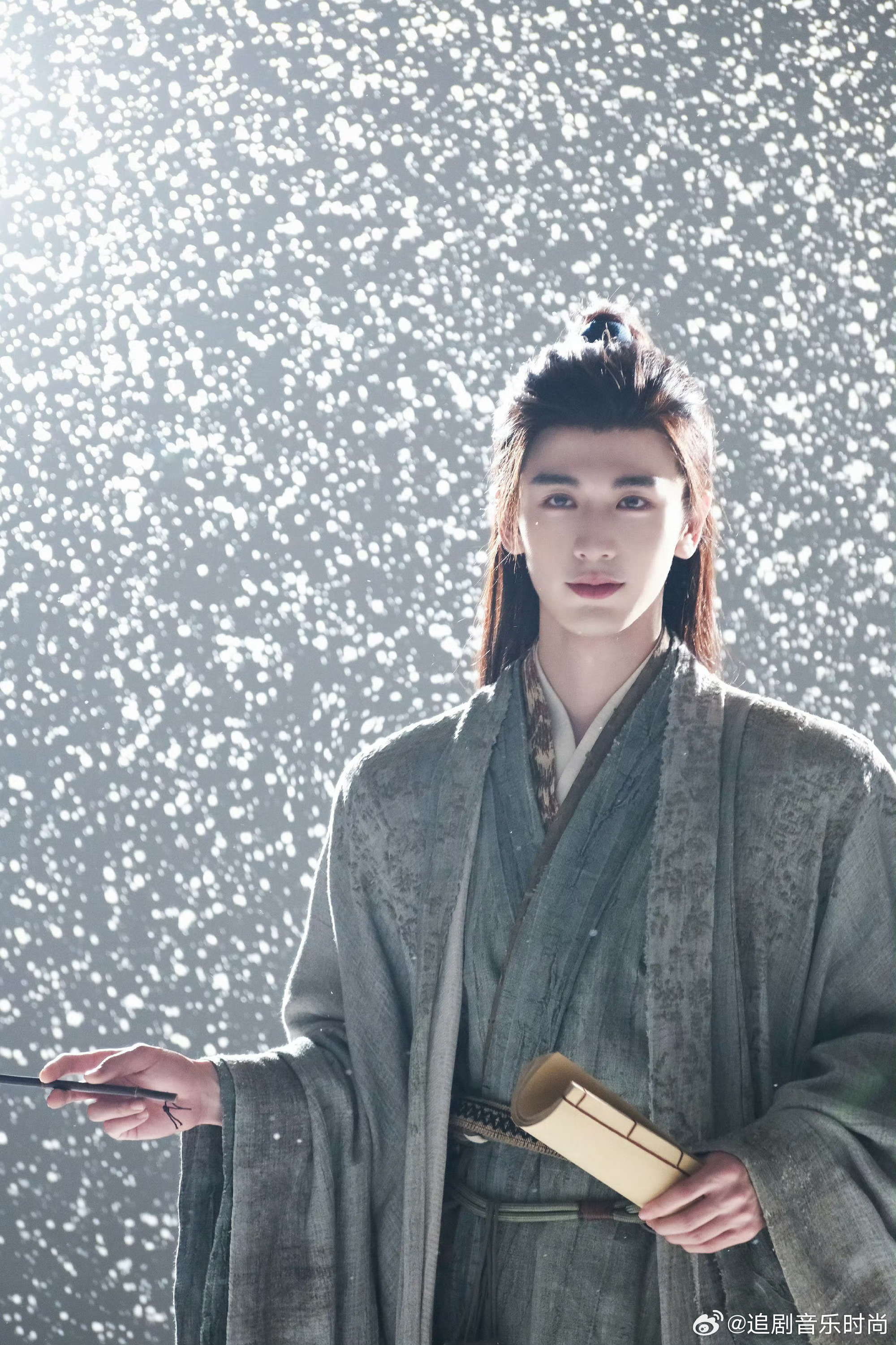 张凌赫饰演的谢征，以腾讯视频站 内角色热度破 亿的成绩，书写了新的纪录张凌赫历史