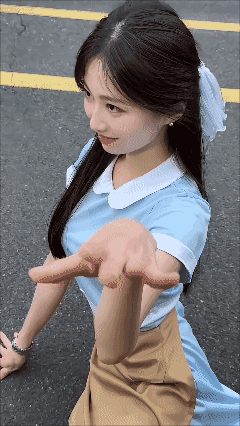 我摔倒了，要小哥哥扶[害羞]