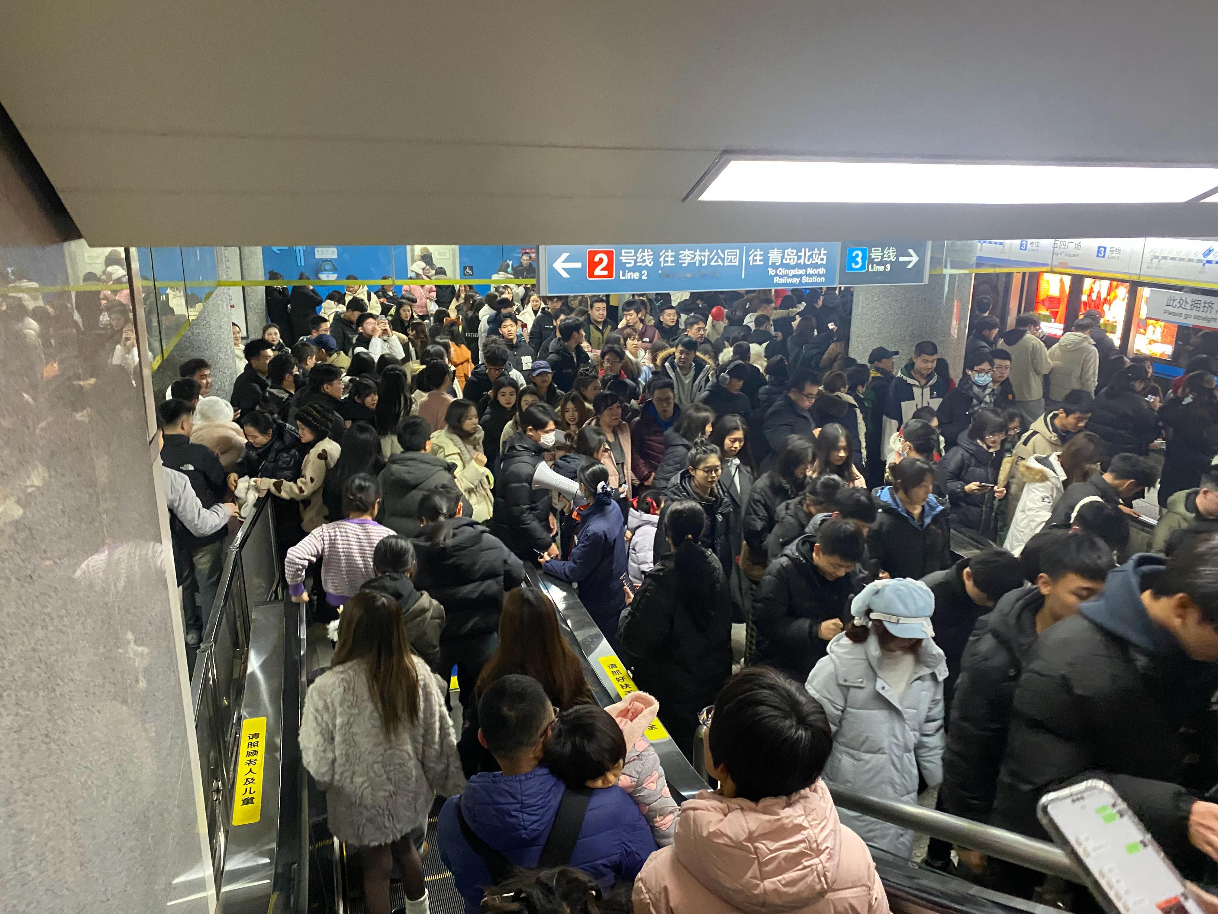 青岛跨年夜的石老人海水浴场真的有一亿人我没开玩笑，全场手机没一个有信号的，谁家宣