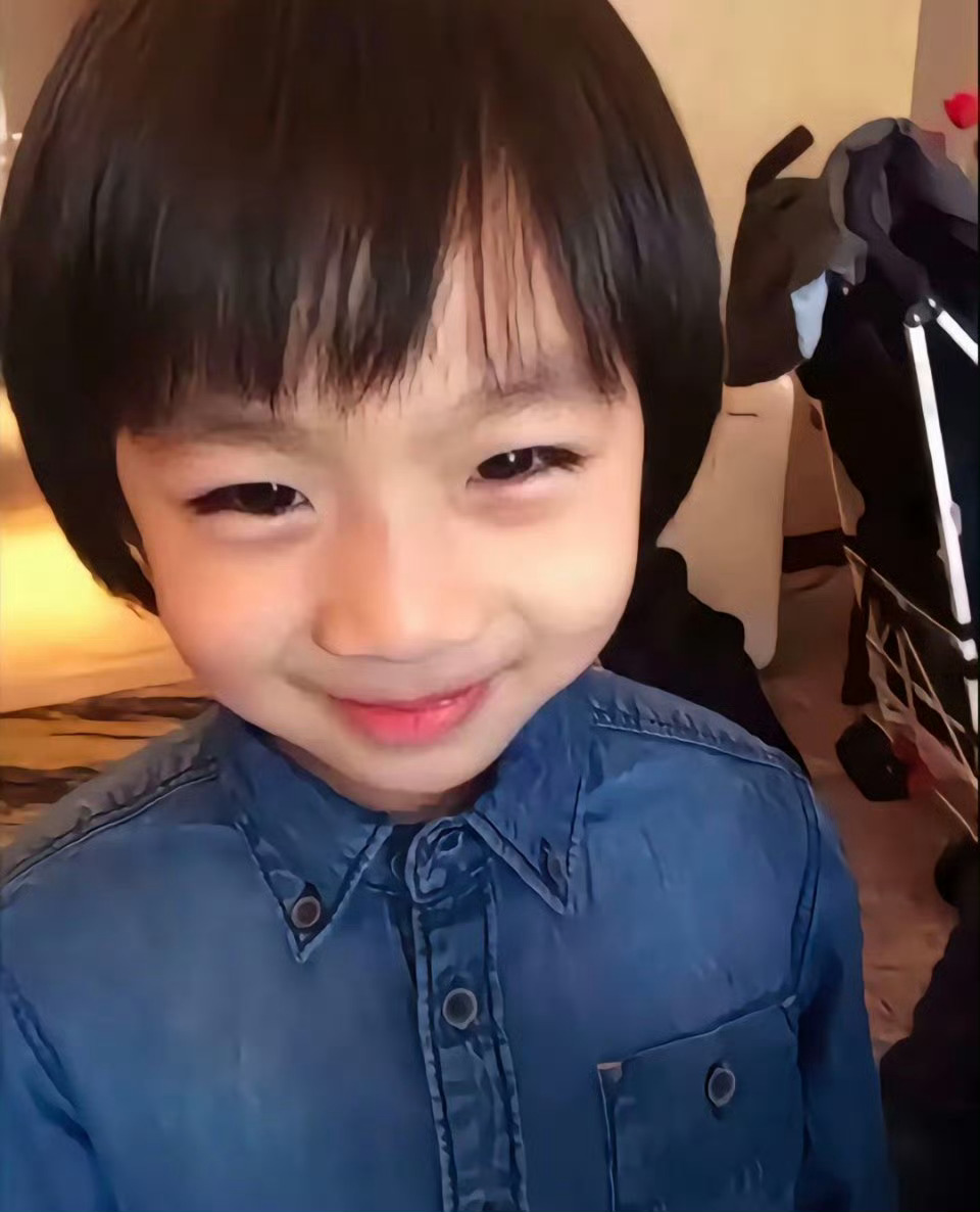 15岁Kimi近照 果然帅哥的儿子还是帅哥[哇][哇]15岁Kimi近照和爸爸林