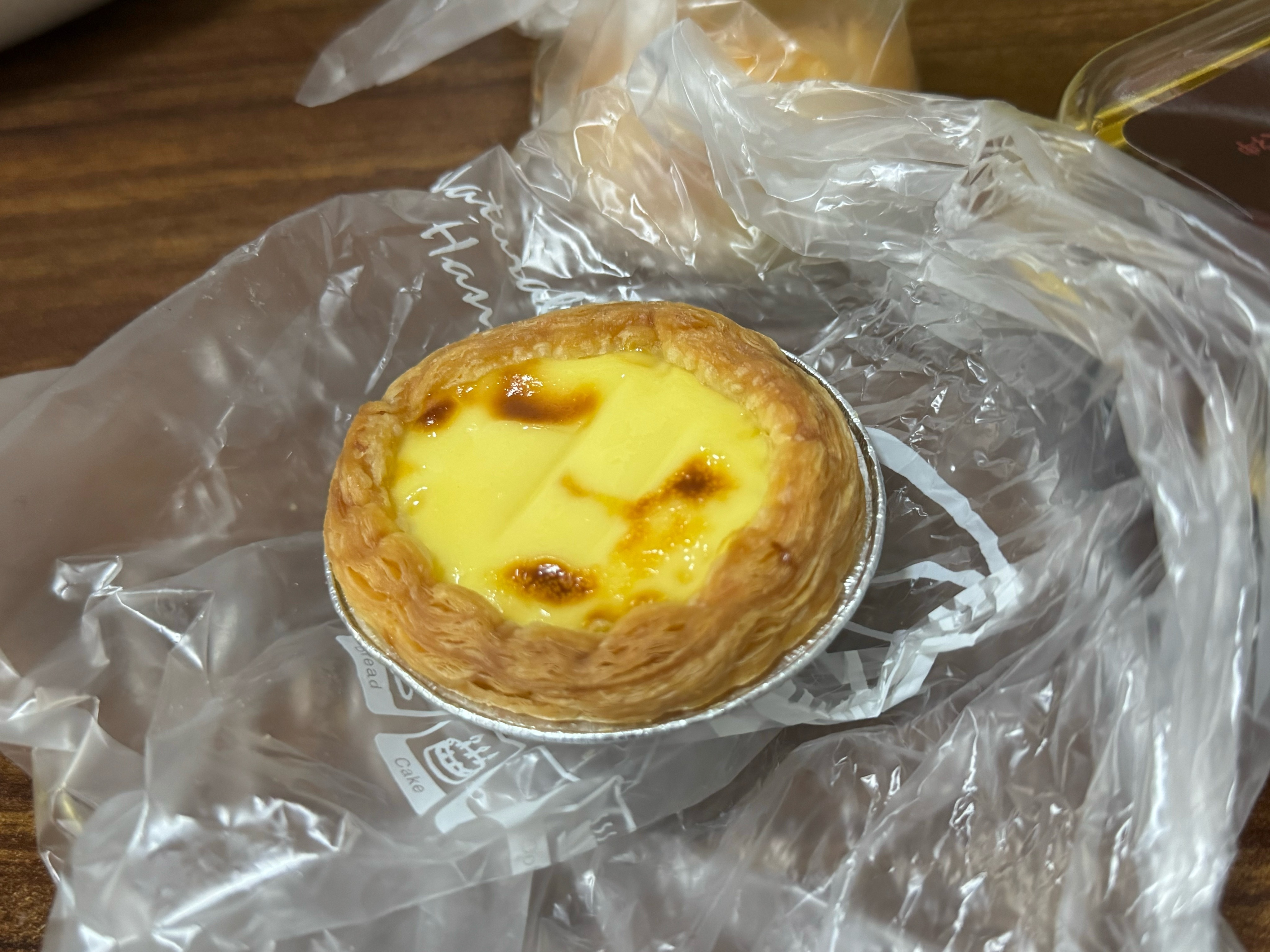 [苦涩][苦涩][苦涩]蛋挞的那个酥皮，竖着，直直的，狠狠的，贴着犬齿内侧，整个